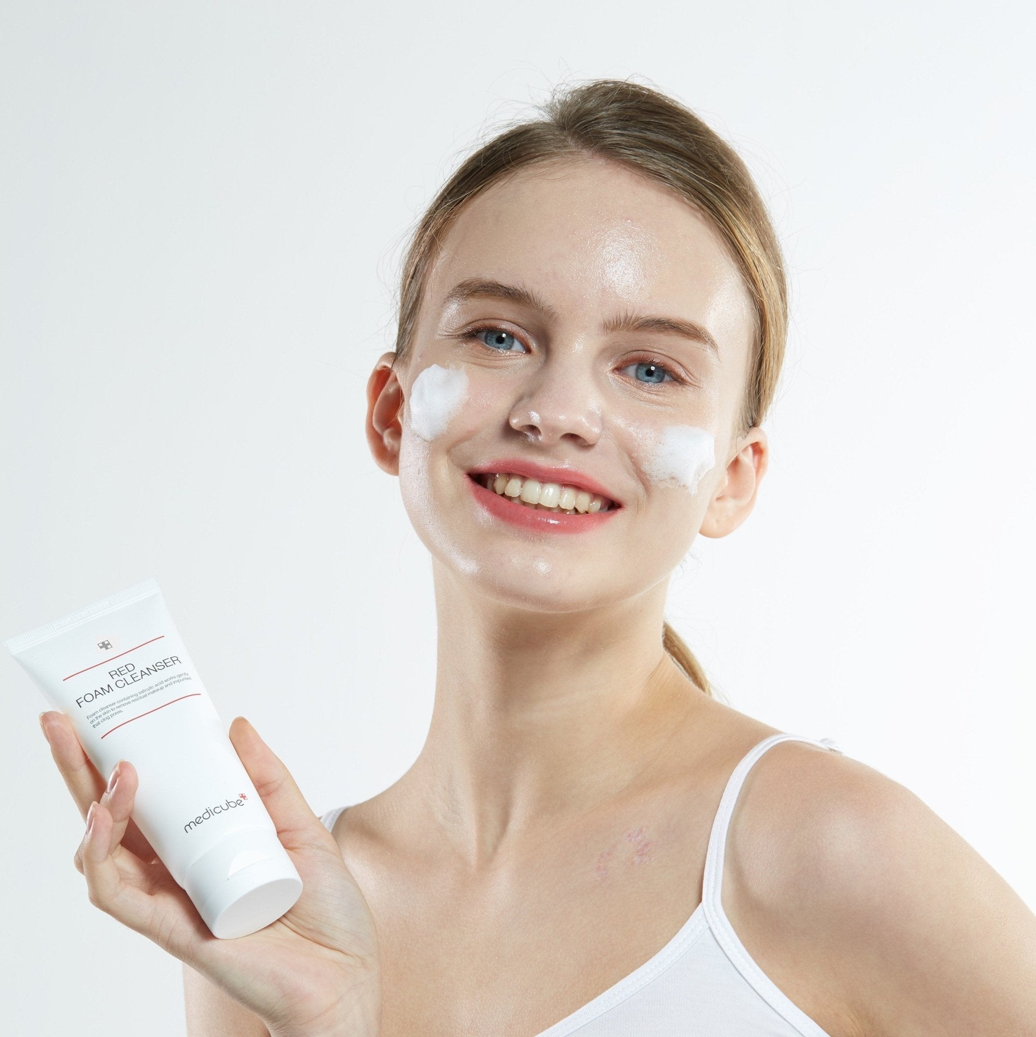 Red Foam Cleanser - Medicube